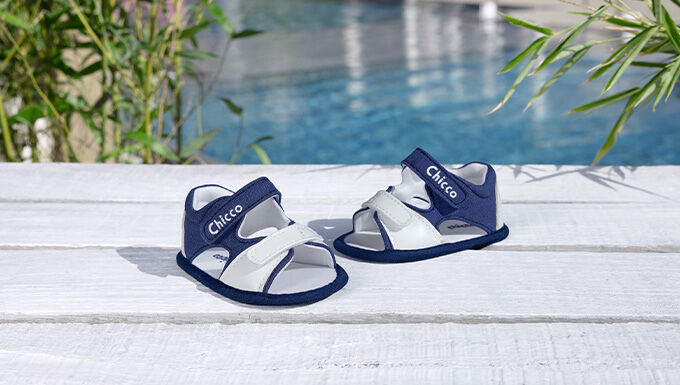 https://www.chicco.it/dw/image/v2/BJJJ_PRD/on/demandware.static/-/Sites-Chicco-Italy-Library/it_IT/dw837e7a45/site/06-Pagina di Categoria/Fashion/Abbigliamento/Nuova Collezione/2026/PE 2026/Estate/680x385px-CHICCO_SS26_SL 110-def.jpg